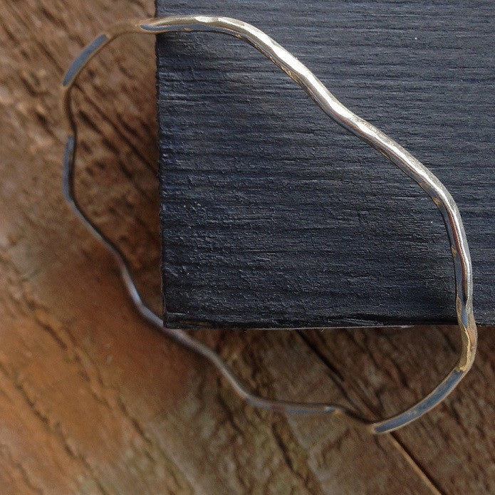 Wavy bangle