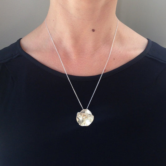 Floral pendant necklace