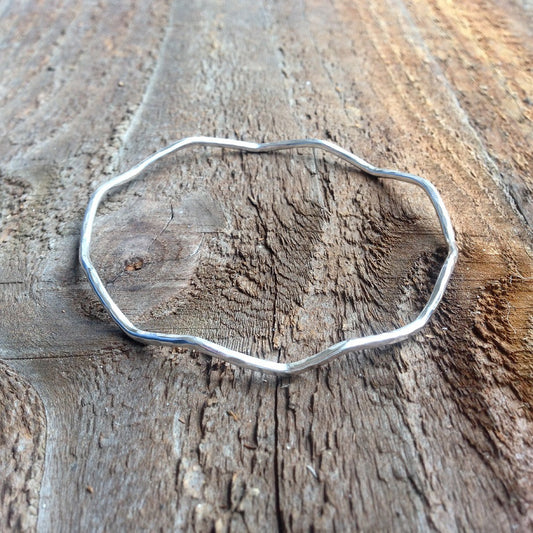 Wavy bangle